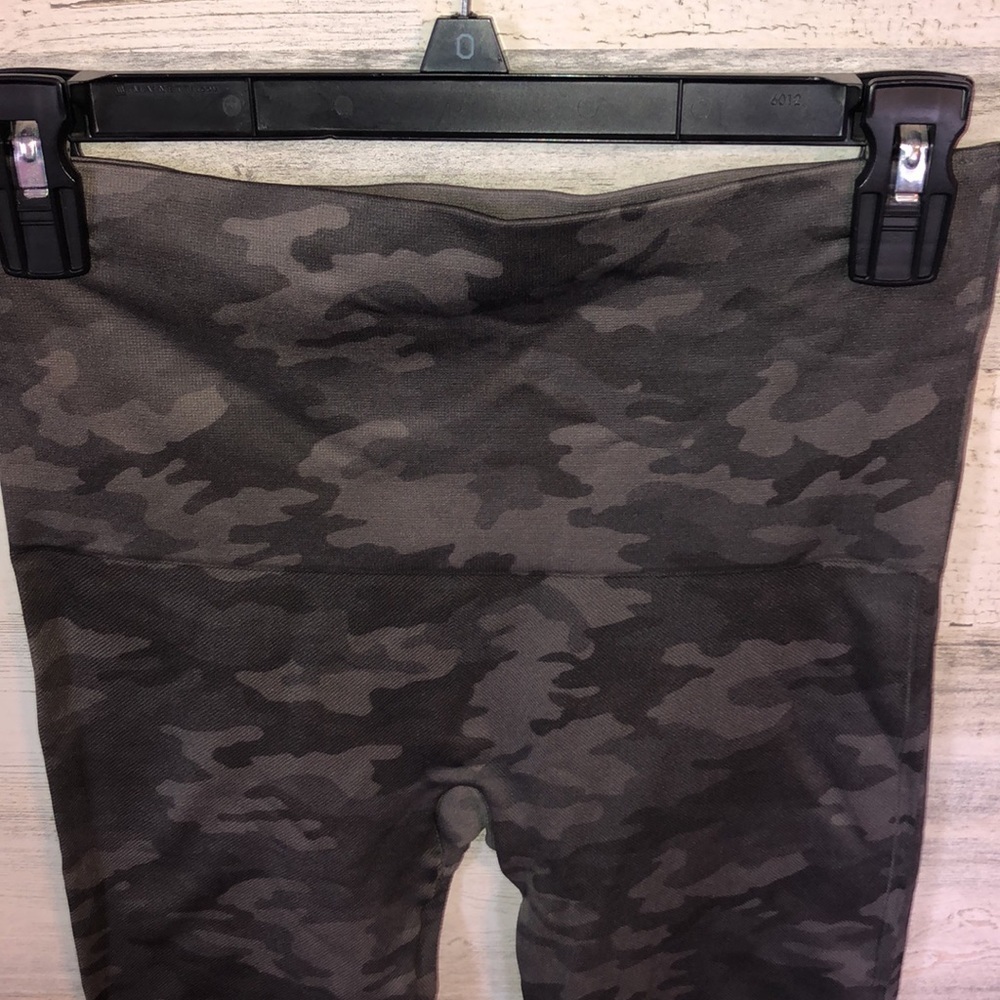 SPANX Look at Me Now Seamless Cropped Leggings black camo size large LEGGINGS​​ - Picture 4 of 13